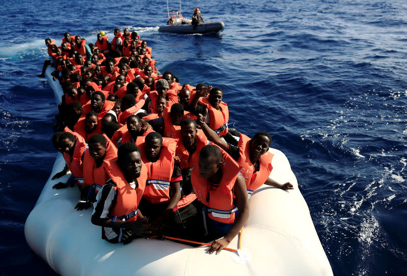 Migrants africains recueillis par une ONG allemande au large de la Libye. Ailleurs, aux large des côtes égyptiennes, le naufrage d'un bateau transportant quelque 600 migrants a fait au moins 29 morts mercredi . /Photo prise le 21 septembre 2016/REUTERS/Zohra Bensemra