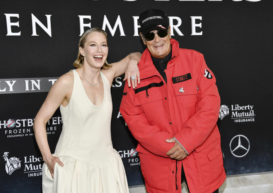 Carrie Coon, izquierda, y Dan Aykroyd en la premiere de "Ghostbusters: Frozen Empire" en el cine AMC Loews Lincoln Square el jueves 14 de marzo de 2024, en Nueva York. (Foto Evan Agostini/Invision/AP)