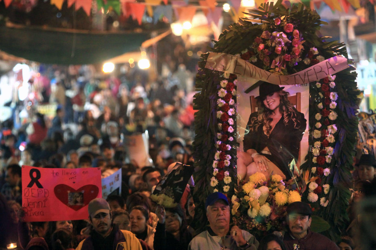 Fans de Jenni Rivera durante una procesión hacia la Basílica de Guadalupe en Monterrey dos días después de su muerte. (Photo credit should read Julio Cesar Aguilar/AFP via Getty Images)