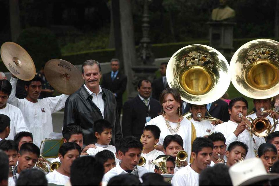 Xóchitl Gálvez al lado del entonces presidente saliente Vicente Fox, en una imagen de 2006. (Animal Político)