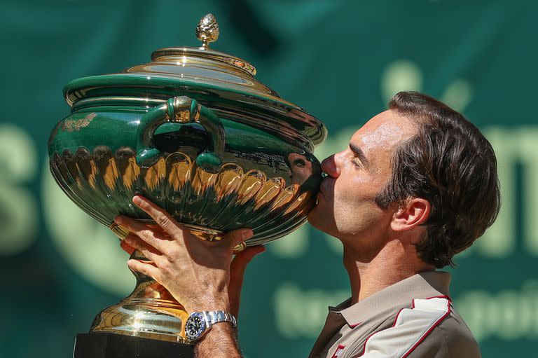 23 de junio de 2019, Renania del Norte-Westfalia, Halle: el tenista suizo Roger Federer besa el trofeo después de derrotar al belga David Goffin para ganar el torneo de tenis Halle Open 2019. El gran tenista suizo y 20 veces campeón de Grand Slam, Roger Federer, de 41 años, anunció su retiro del deporte luego de la próxima Copa Laver.