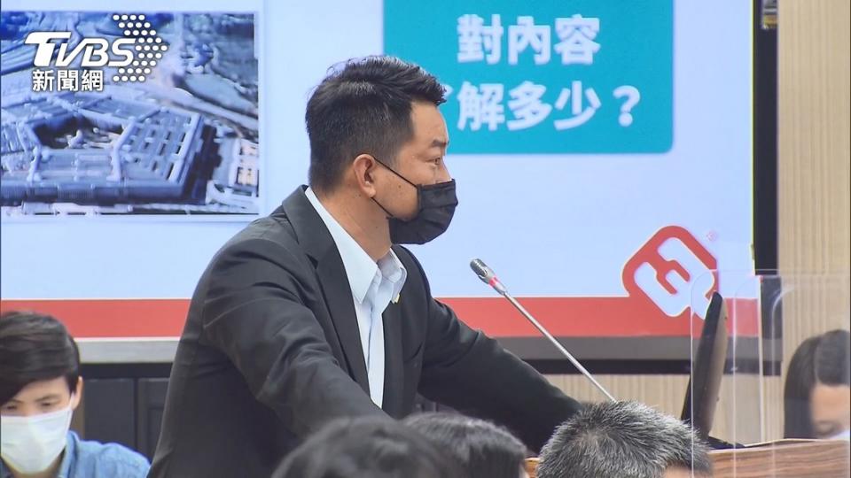 陳柏惟堅持以台語質詢國防部長邱國正，引發熱議。（圖／TVBS）