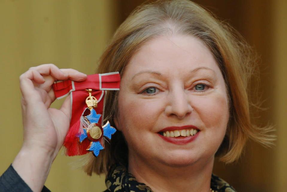 L'écrivain Dame Hilary Mantel au palais de Buckingham après avoir reçu un CBE de la reine (PA) (PA Archive)