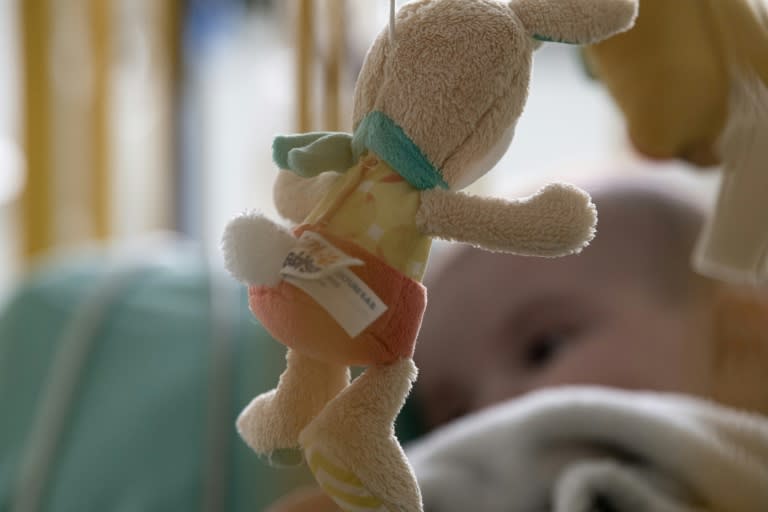 Die Kaufmännische Krankenkasse (KKH) verzeichnet einen Höchststand bei den Geburten per Kaiserschnitt. 2023 wurden 34,8 Prozent der Babys per Sectio geboren, wie eine in Hannover veröffentlichte Auswertung von KKH-Versichertendaten ergab. (ALAIN JOCARD)