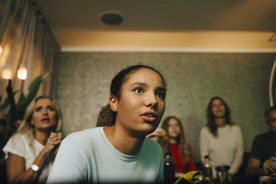 Las telenovelas en español también contribuyen a que la juventud hispana en Estados Unidos mantenga sus lazos familiares y culturales, mientras definen su identidad como estadounidenses. (Getty Creative)