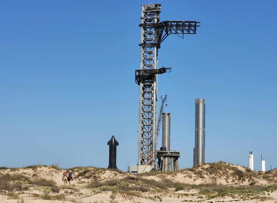 Plataforma de lanzamiento de SpaceX en Boca Chica con caballos.