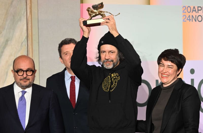 Artist Archie Moore (C) stands on stage with his Golden Lion at the Lion Award Ceremony during the Art Biennale. The Golden Lion for the best national contribution to the Biennale Arte 2024 is awarded to the Australian Pavilion by the jury of the 60th Art Biennale. Felix Hörhager/dpa