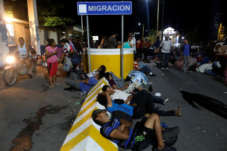 Honduran migrants, part of a caravan trying to reach the U.S., rest at the checkpoint between Guatemala and Mexico in Tecun Uman, Guatemala, October 19, 2018.REUTERS/Edgard Garrido