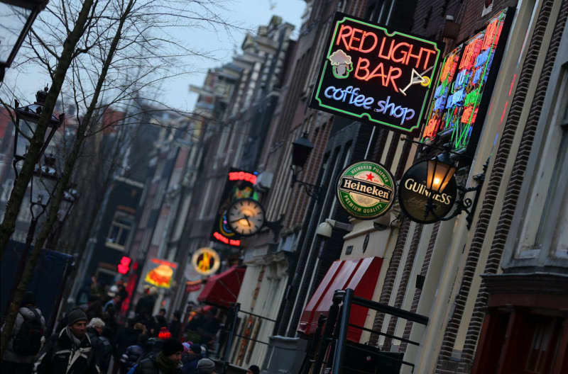 No more weed in public, no more rowdy stag nights and no more red light district tours: Amsterdam, fed up with the nuisance of mass tourism, is now quizzing arriving tourists on what's (not) allowed. Best to say you're there for the tulips and not for the cocaine. Oliver Berg/dpa