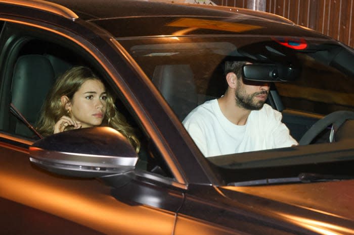 Gerard Piqué y Clara Chía en el coche