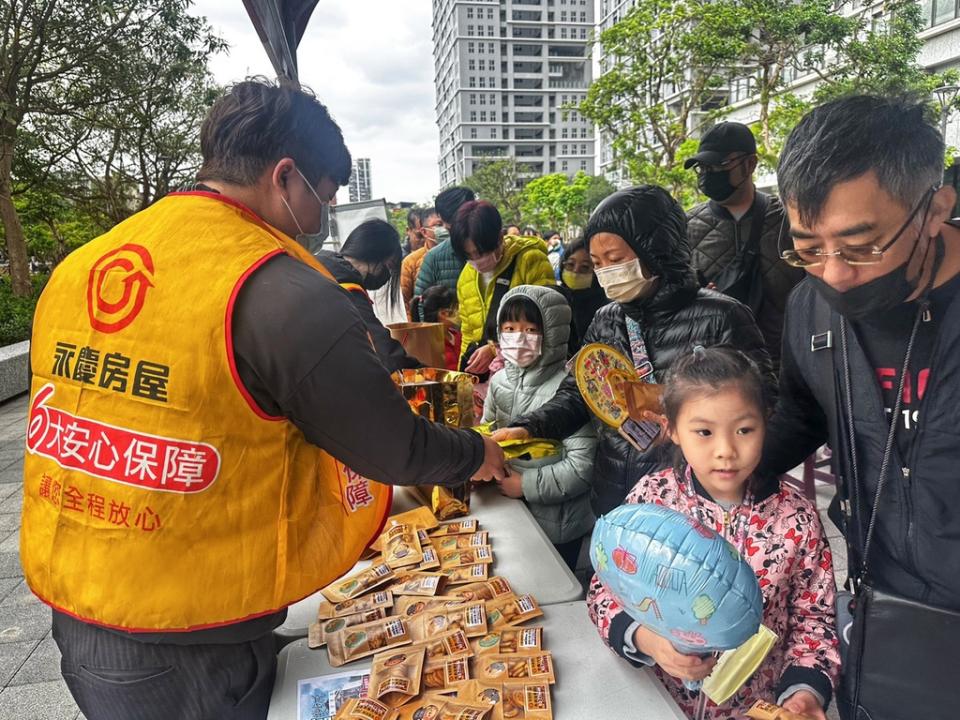 永慶房屋熱情贊助造型氣球與小點心，鼓勵小朋友們養成正確的金錢觀，並且祝所有小朋友們兒童節快樂（永慶房產集團提供）