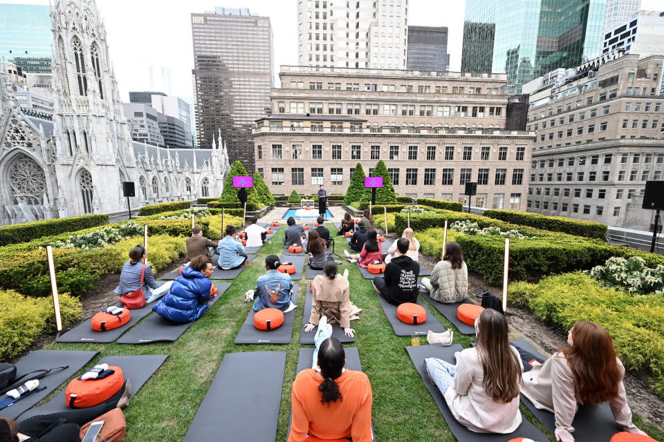 NEW YORK, NEW YORK - 03 MAI : Helen Day dirige un cours de méditation alors que Headspace collabore avec Lucasfilm pour maîtriser le sommeil, le stress et la concentration avec STAR WARS&# x002122 ;  contenu de pleine conscience le 03 mai 2022 à New York.  (Photo de Slaven Vlasic/Getty Images pour Headspace)