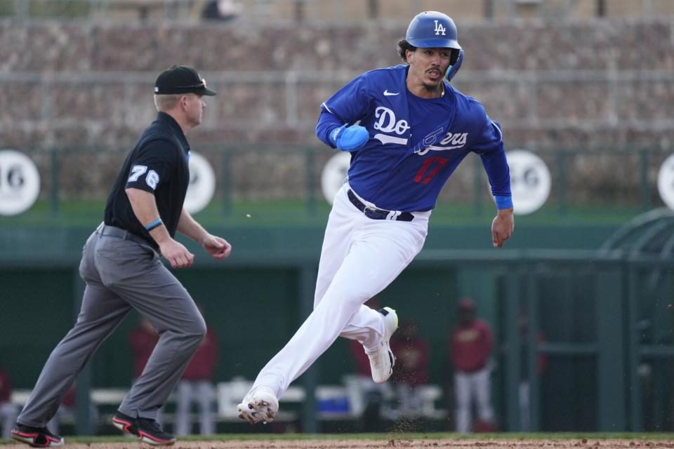 Miguel Vargas de los Dodgers corre a la tercera base durante un juego de entrenamiento de primavera contra los Diamondbacks de Arizona el 2 de marzo.