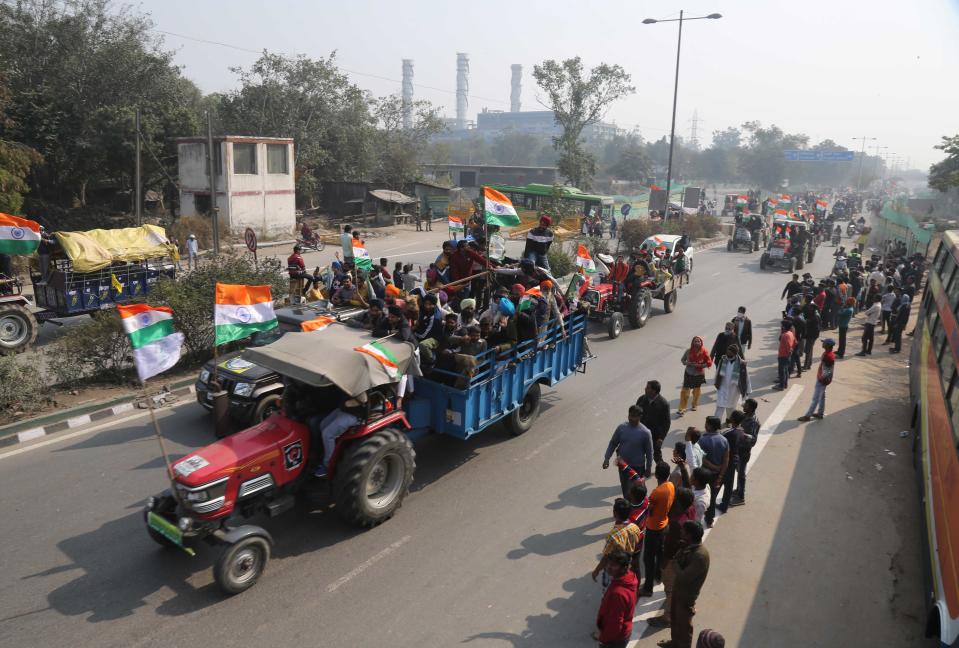 NEW DELHI, INDIA - JANUARY 26: A large number of farmers on Outer Ring Road during a tractor rally on Republic Day on January 26, 2021 in New Delhi, India. Major scenes of chaos and mayhem at Delhi borders as groups of farmers allegedly broke barricades and police check posts and entered the national capital before permitted timings. Police used tear gas at Delhi's Mukarba Chowk to bring the groups under control. Clashes were also reported at ITO, Akshardham. Several rounds of talks between the government and protesting farmers have failed to resolve the impasse over the three farm laws. The kisan bodies, which have been protesting in the national capital for almost two months, demanding the repeal of three contentious farm laws have remained firm on their decision to hold a tractor rally on the occasion of Republic Day.(Photo by Amal KS/Hindustan Times via Getty Images)