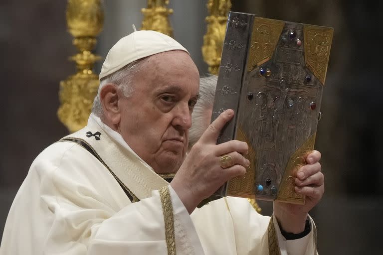 El papa Francisco muestra el Evangelio durante una misa en la bas&#xed;lica de San Pedro, en el Vaticano, el 14 de abril de 2022. (AP Foto/Gregorio Borgia)