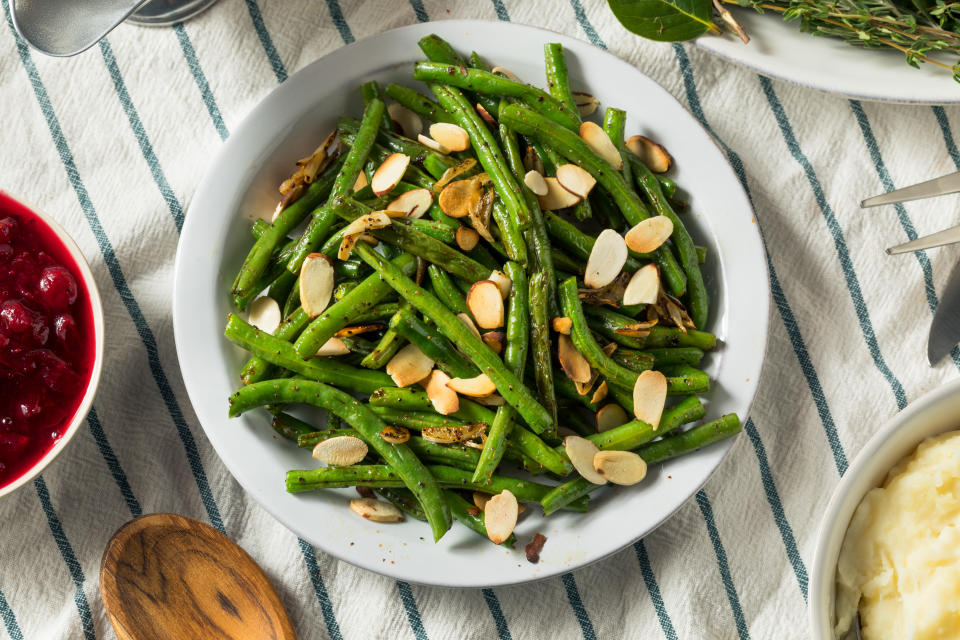 Podemos consumir almendras solas, como un snack, o en cereales, ensaladas, y otras recetas. (Getty Creative)