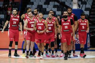 Des joueurs de la sélection libanaise de basket le 25 août 2023 à l’Indonesia Arena de Jakarta (Indonésie), avant leur match contre la Lettonie.. PHOTO YASUYOSHI CHIBA/AFP
