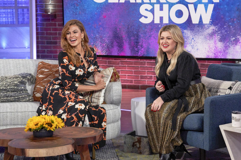 THE KELLY CLARKSON SHOW -- Episode 3037 -- Pictured: (l-r) Eva Mendes, Kelly Clarkson -- (Photo by: Adam Christopher /NBCUniversal/NBCU Photo Bank via Getty Images)