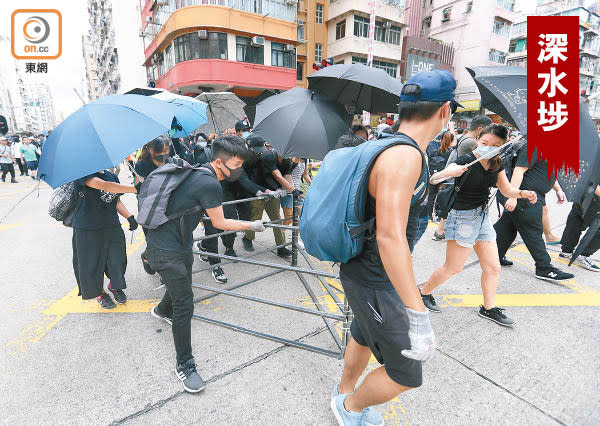 示威者搬動鐵欄堵路。（胡家豪攝）