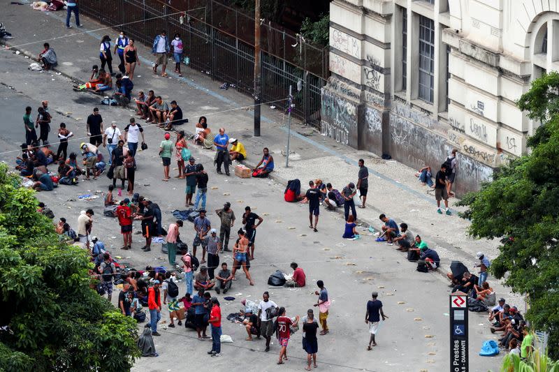 Gente, en el área conocida como el "flujo" donde se compra y consume drogas en una zona más amplia conocida como "cracolandia", o crackland, un peligroso descampado de unas ocho manzanas en el centro histórico de Sao Paulo, Brasil.