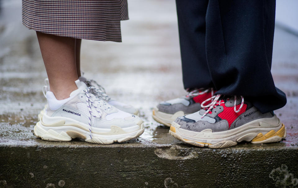 <p>Semelles XXL, lacets inspirés de chaussures de randonnée, plus qu’un clin d’œil, les Triple S de Balenciaga sont un hommage aux années 90. Postulat revendiqué de la marque : reprendre le design des modèles de tennis pour la course, l’athlétisme et le basket-ball. Résultat, cultes pour certains, affreuses pour d’autres. Mais qui dit moche, dit kitsch et dit cool…sauf le prix : 650 euros !<br>Crédit photo : Getty Images </p>