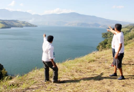 Double beauty: Visitors look out over the scenic Lake Sentani on their way to reach Telaga Cinta.