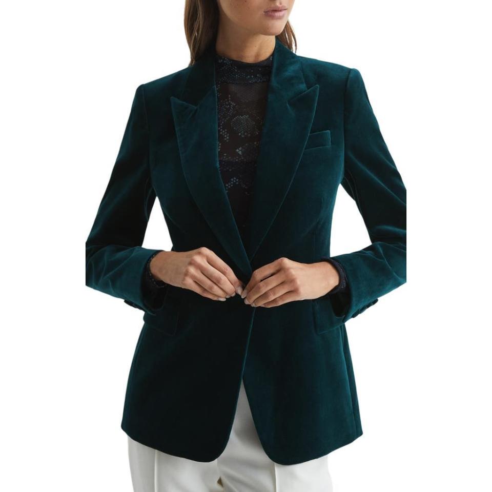 <p><strong>Reiss</strong></p><p>nordstrom.com</p><p><strong>$545.00</strong></p><p><a href="https://go.redirectingat.com?id=74968X1596630&url=https%3A%2F%2Fwww.nordstrom.com%2Fs%2F7178025&sref=https%3A%2F%2Fwww.townandcountrymag.com%2Fstyle%2Ffashion-trends%2Fg41996666%2Fstylish-velvet-blazers%2F" rel="nofollow noopener" target="_blank" data-ylk="slk:Shop Now" class="link ">Shop Now</a></p><p>Ever since Prince William stepped out in a forest green velvet blazer over a black turtleneck last year, we haven't been able to stop thinking about it. You too, huh? Here's your chance to finally get in on the trend thanks to Reiss.</p><p><strong>More:</strong> <a href="https://www.townandcountrymag.com/style/fashion-trends/g38082568/royal-family-fall-outfits-photos/" rel="nofollow noopener" target="_blank" data-ylk="slk:20 Photos of the Royals in Fashionable Fall Outfits" class="link ">20 Photos of the Royals in Fashionable Fall Outfits</a></p>
