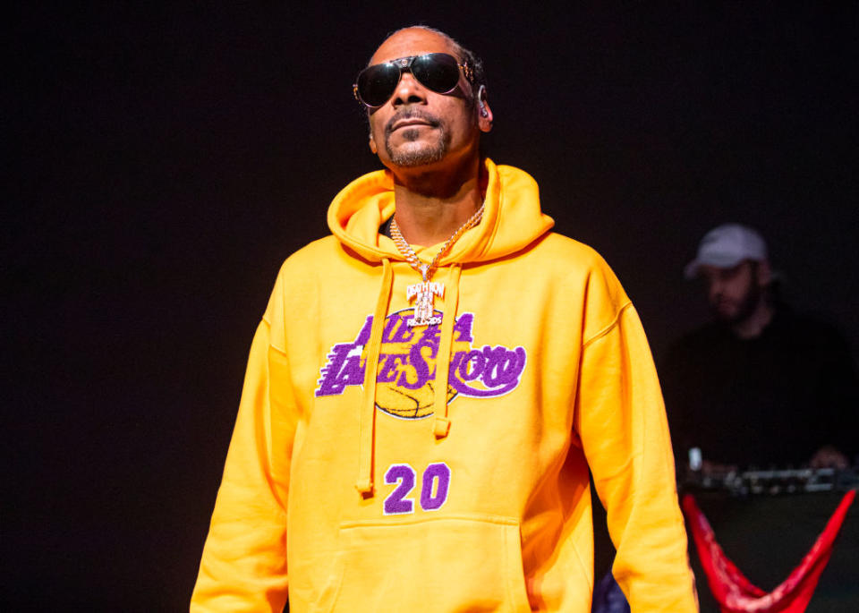 Snoop Dogg trägt einen Lakers-Hoodie