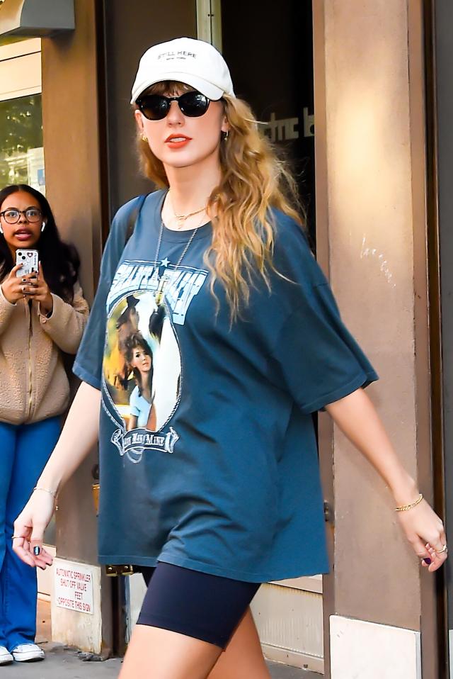 Taylor Swift wears Shania Twain shirt, leads fans to think it's