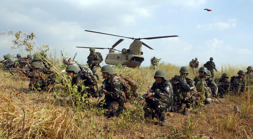 File Photo: U.S. and Filipino soldiers take part in the annual "Balikatan" (shoulder-to-shoulder) war games with Filipino soldiers at a military camp, Fort Magsaysay, Nueva Ecija in northern Philippines April 20, 2015. REUTERS/Erik De Castro