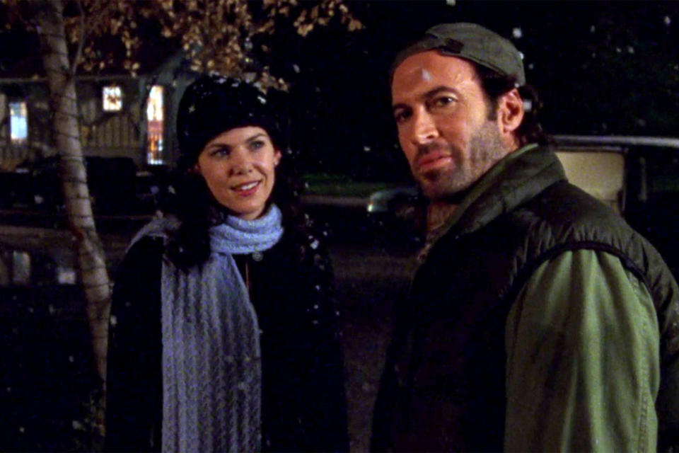 Season 1, Episode 8: "Love and War and Snow" Lorelai smells snow, setting into motion a series of surprising events.