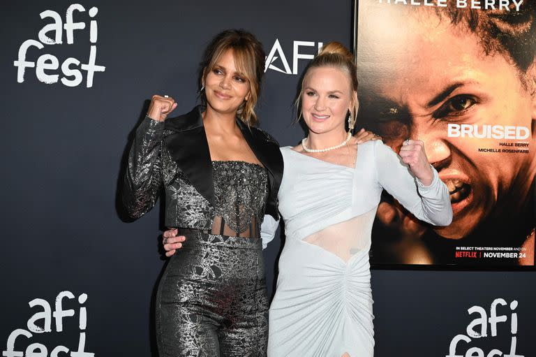 Las actrices Halle Berry (izquierda) y la actriz y artista de artes marciales mixtas Valentina Shevchenko llegan para la proyección del AFI Fest de "Bruised" de Netflix en el TCL Chinese Theatre en Hollywood, California, el 13 de noviembre de 2020 (Foto de Robyn Beck / AFP).