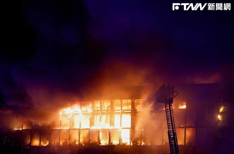 俄羅斯音樂廳遭恐攻，現場燃起熊熊大火。（圖/路透社）