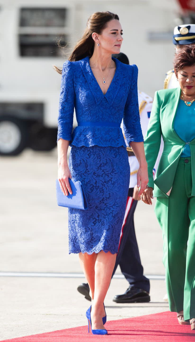 2) Kate's all-blue outfit paid tribute to the Caribbean country.