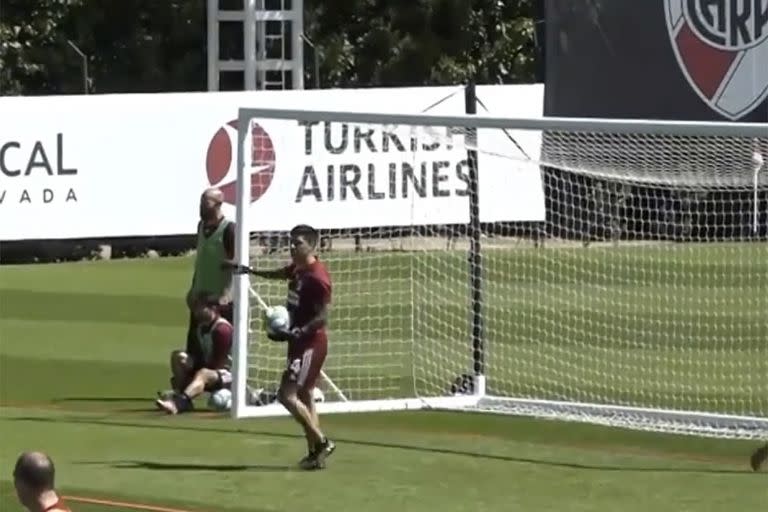 Enzo Pérez entrenando como arquero para el partido de Copa Libertadores entre River Plate y Santa Fe