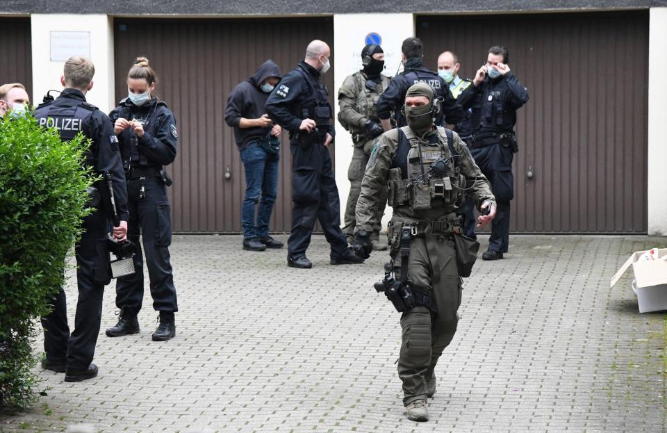 Einsatzkräfte stehen bei einem großangelegten Einsatz gegen die Rauschgiftkriminalität vor einem Bürogebäude in Essen.