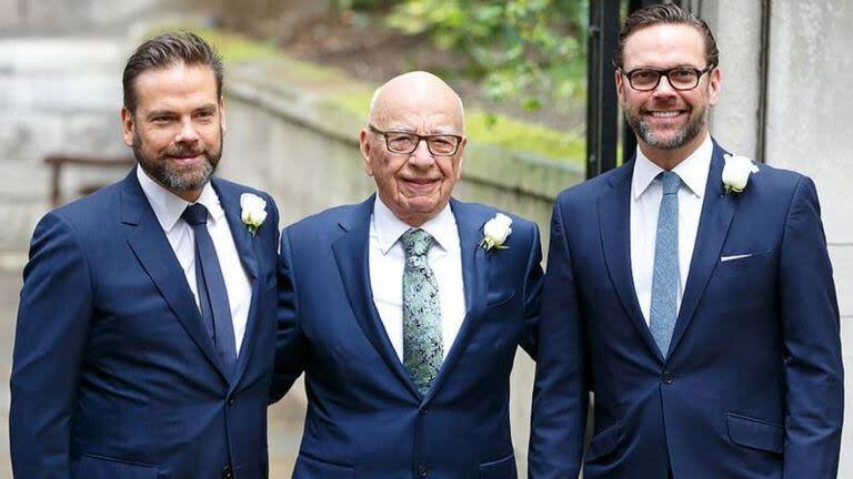 Rupert Murdoch y dos de sus hijos