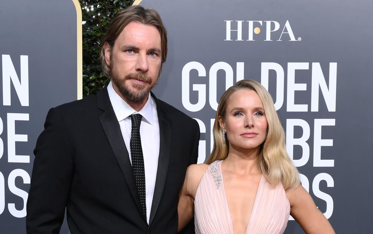 Kristen Bell dice que ella y Dax Shepard usan la terapia para 'hablar mierda' el uno del otro (AFP via Getty Images)