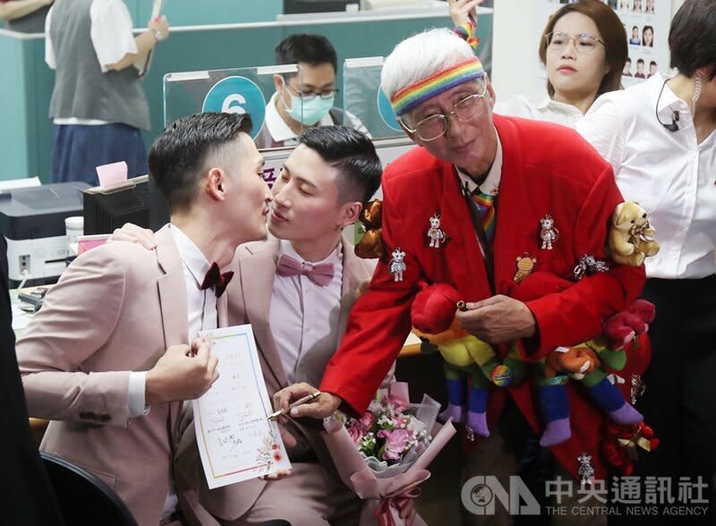 婚姻平權大平台24日在台北市信義區戶政事務所舉辦「亞洲第一同志新人結婚登記記者會」，為同志權益奔走40年的祁家威（紅衣）到場祝賀新人。（中央社）