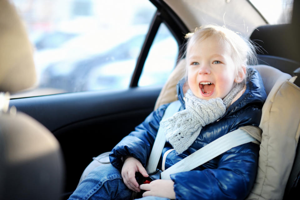 Zum Kauf sollte man immer Auto sowie Kind mitnehmen und die angebotenen Sitze vor Ort ausprobieren, rät der ADAC.  (Bild: Getty)