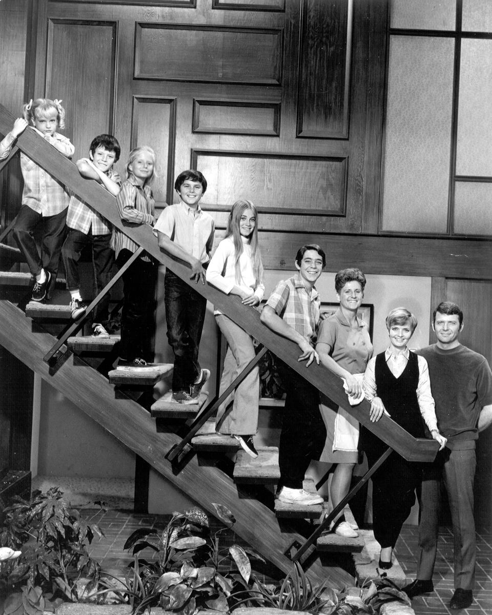 All the Bradys line up on their living room staircase. (Photo: Michael Ochs Archives/Getty Images)