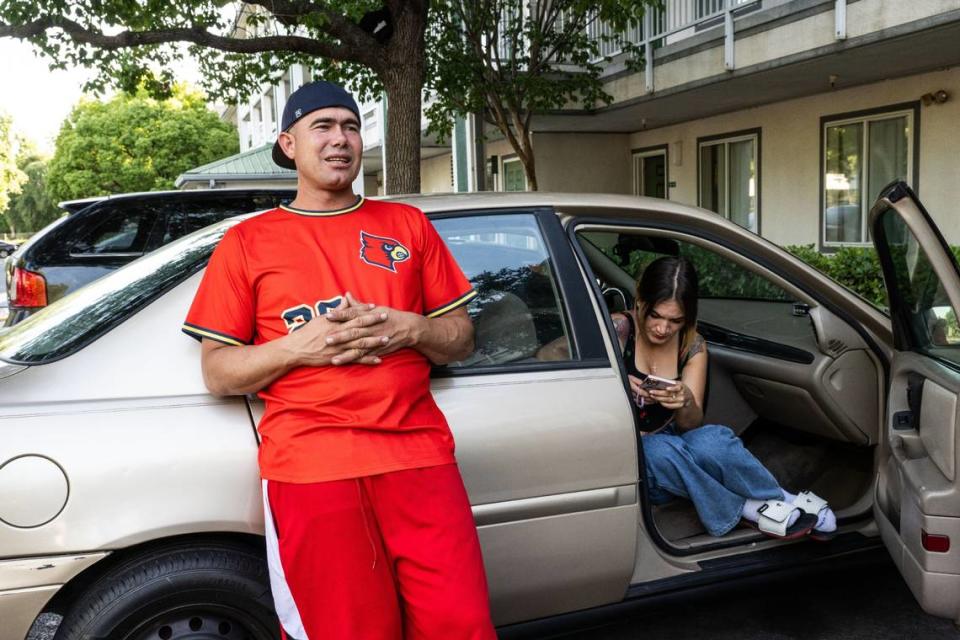 Jorge Gil Laguna and his partner Olglaivis Barrios enjoy the evening at their motel in Sacramento on June 18. The Venezuelan couple are among the 36 Latin American migrants who arrived in Sacramento from Florida as part of Ron DeSantis’ relocation program.