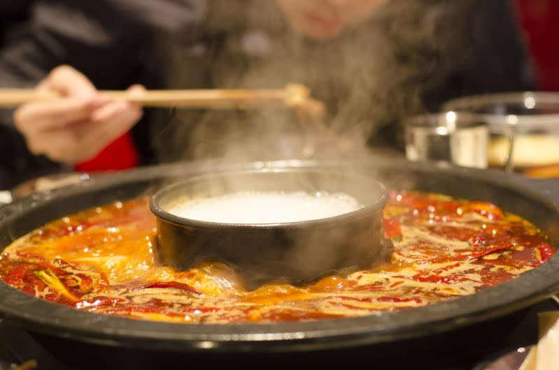 ▲一名女網友和男友準備火鍋材料時，將煮好的牛肉放在鍋裡保溫，沒想到此舉卻被男友臭罵一頓。原因曝光，就讓不少老饕秒懂直喊「犯大忌了！」（示意圖／翻攝Pixabay ）