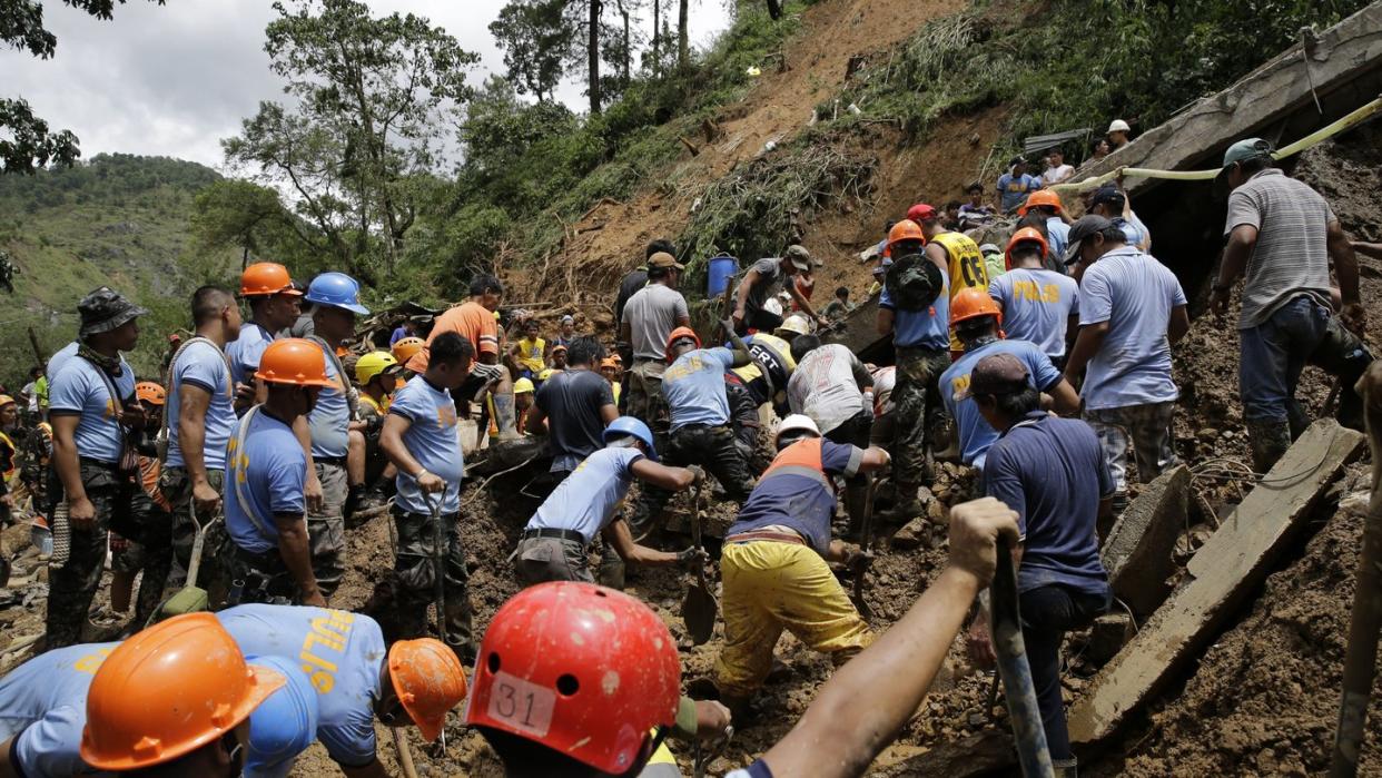 Eine Schlammlawine hat eine Unterkunft von Bergbauarbeitern begraben. Foto: Aaron Favila/AP