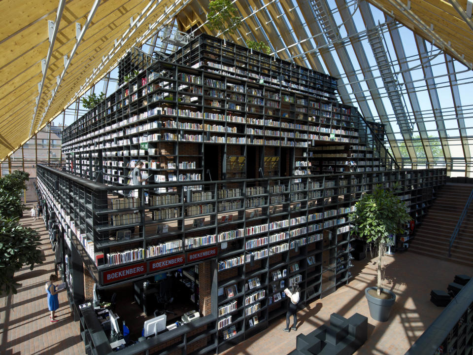 <b>Spijikenisse, Book Mountain </b><br> This mountain of bookshelves is contained by a glass structure and a pyramid roof. <br> Designed by MVRDV.