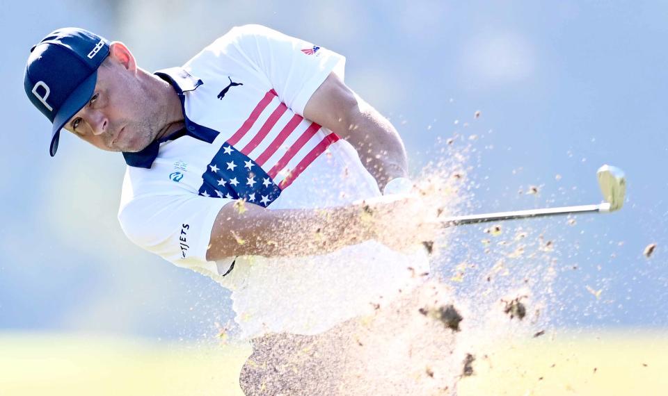 Gary Woodland de Topeka, Kansas, ejecuta su tiro desde la calle 18 durante la segunda ronda del Campeonato Sanderson Farms 2024 en el Country Club of Jackson el viernes 4 de octubre de 2024 en Jackson, Mississippi.