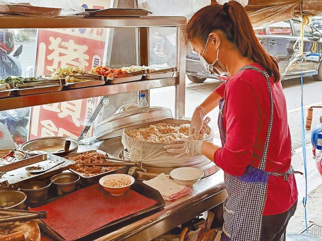 雖然「豬頭飯」不漲，但店家坦言，原物料成本壓力大，也是咬牙苦撐才能維持原價。（張毓翎攝）