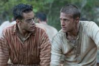 Sein Remake kam 2018 in die Kinos, mit Rami Malek (links) und Charlie Hunnam in den Hauptrollen. An das Original reichte der neue Streifen allerdings nicht heran. Das Drehbuch wurde eins zu eins übernommen, an den Originalschauplätzen drehte man diesmal aber nicht. Und auch die Atmosphäre fehlte. (Bild: 2018 Constantin Film Verleih GmbH / Jose Haro)