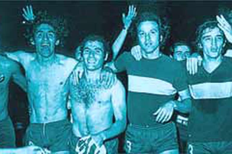 Festejo en casa: Boca goleó a Deportivo Cali por 4 a 0 en la Bombonera y se adjudicó la Copa Libertadores de 1978; 
Gatti, Pancho Sa, Mastrángelo, Veglio y Bordón dan la vuelta olímpica