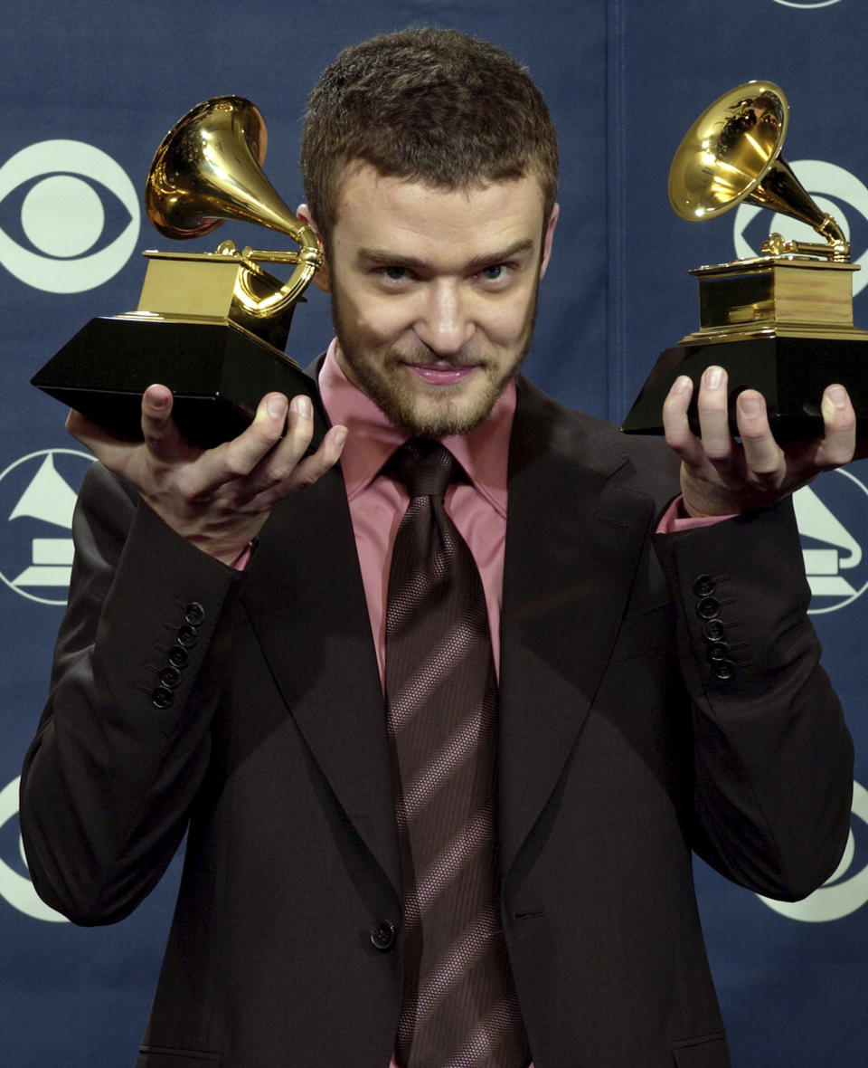 ARCHIVO - Justin Timberlake con los premios a mejor interpretación pop vocal masculina y mejor álbum pop vocal en la 46a entrega anual de los Grammy el 8 de febrero de 2004, en Los Ángeles. (Foto AP/Reed Saxon, archivo)
